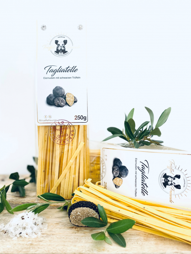 Tagliatelle / Eiernudeln mit schwarzen Trüffeln